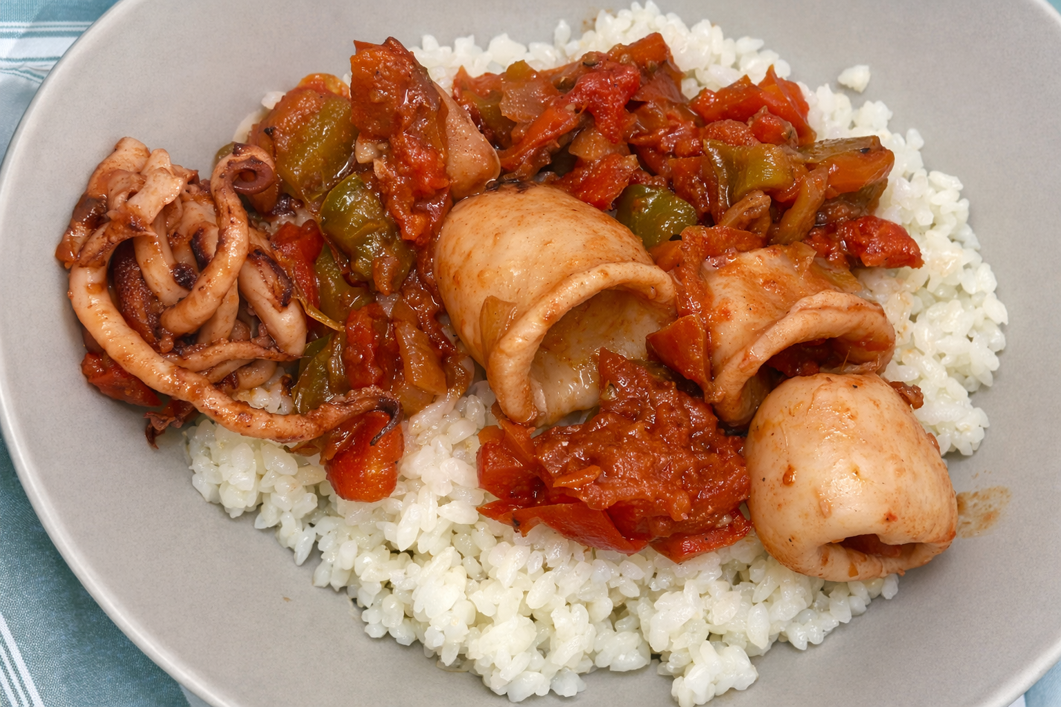 Calamares estofados con verduras y arroz