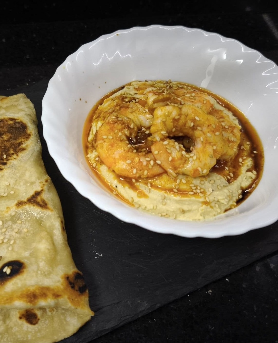 Hummus con langostinos salteados