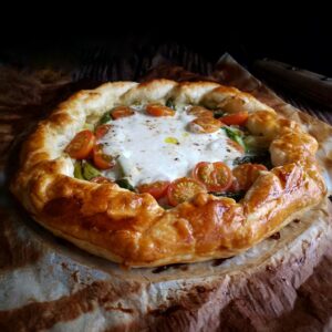 Gallete de hojaldre con puerros, trigueros, cherry y mozzarella 1 GALETTE DE HOJALDRE FOTO COMPLETA e1705495346759