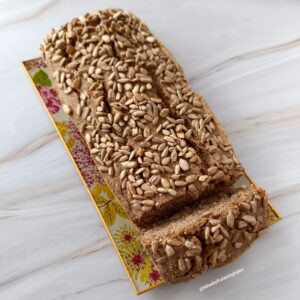 Foto pan de quinoa cuadrada