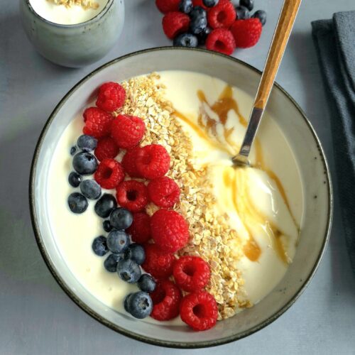 Bol saludable de yogur griego con miel, avena integral y frutos del bosque 1 20251125 115211 portada