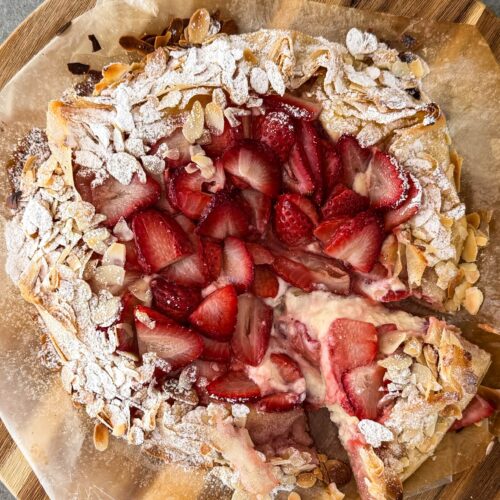Tarta crujiente con fresas y almendras 1 gadisa tarta fresa almendra portada