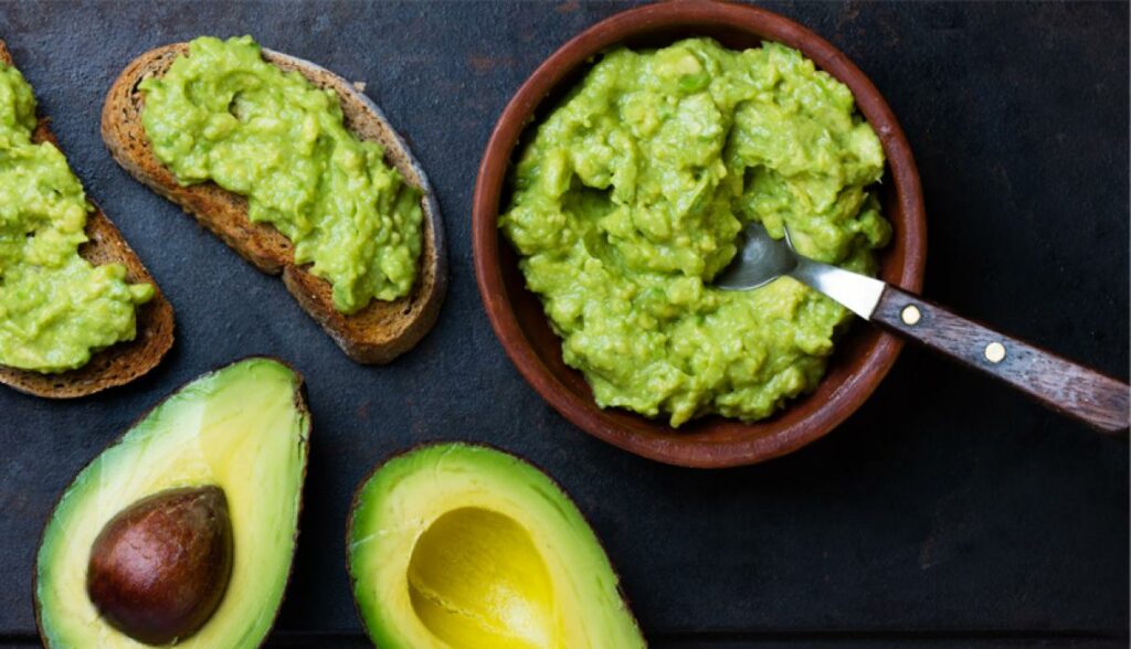 como comer aguacate en la ensalada