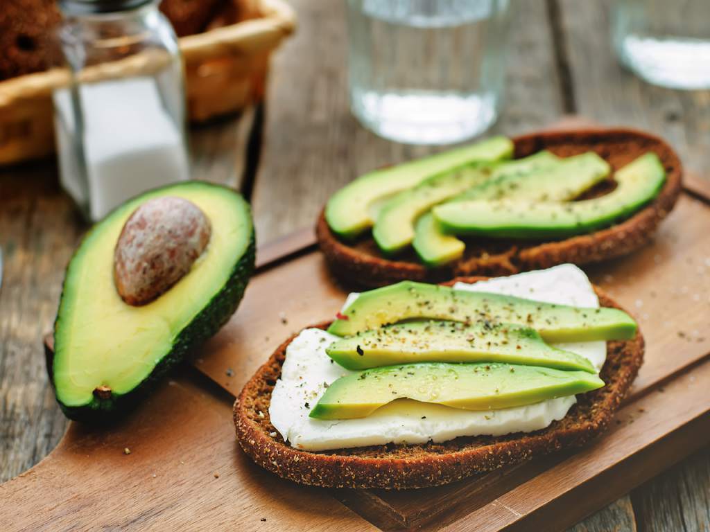 Cómo comer aguacate en la ensalada de manera sana