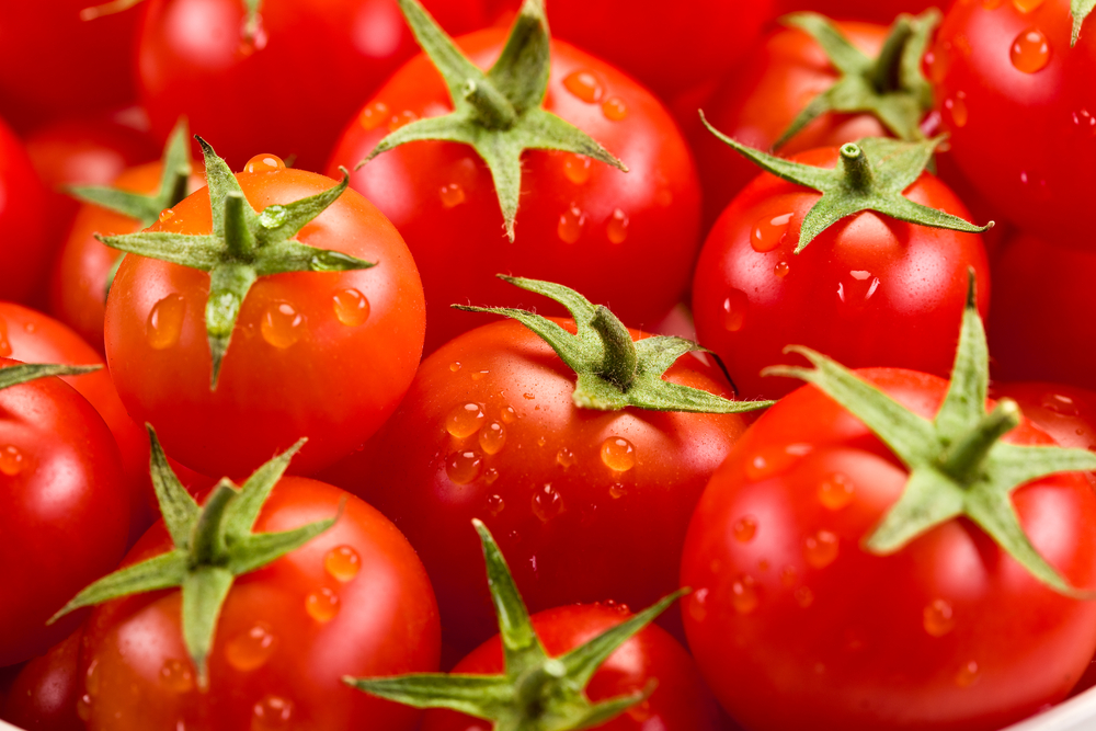 beneficios de comer tomate crudo todos los días