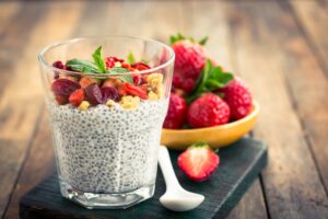 desayuno de yogur frutas y semillas de chía