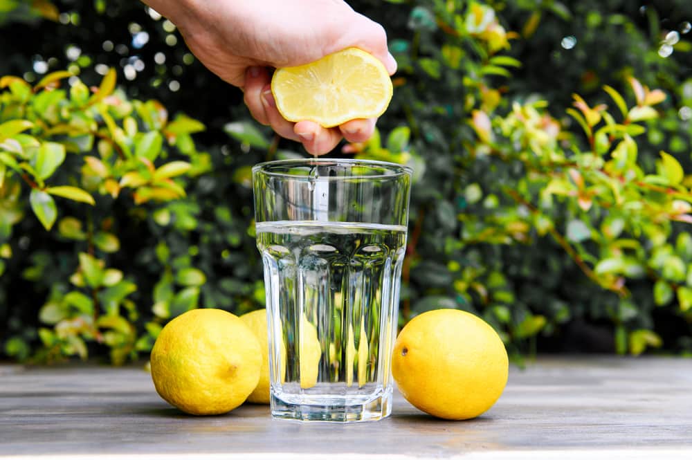 beneficios del agua con limón en ayunas